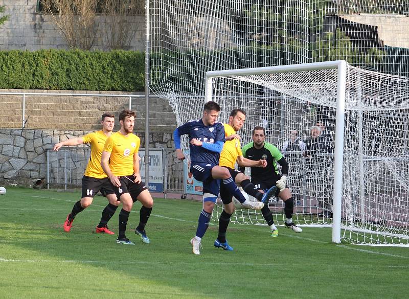 Fotbalisté Slovanu Rosice (ve žlutém) zdolali ve 24. kole MSFL tým Vrchoviny 3:0