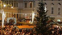 Tisíce lidí sledovaly na brněnském náměstí Svobody rozsvícení vánočního stromu.