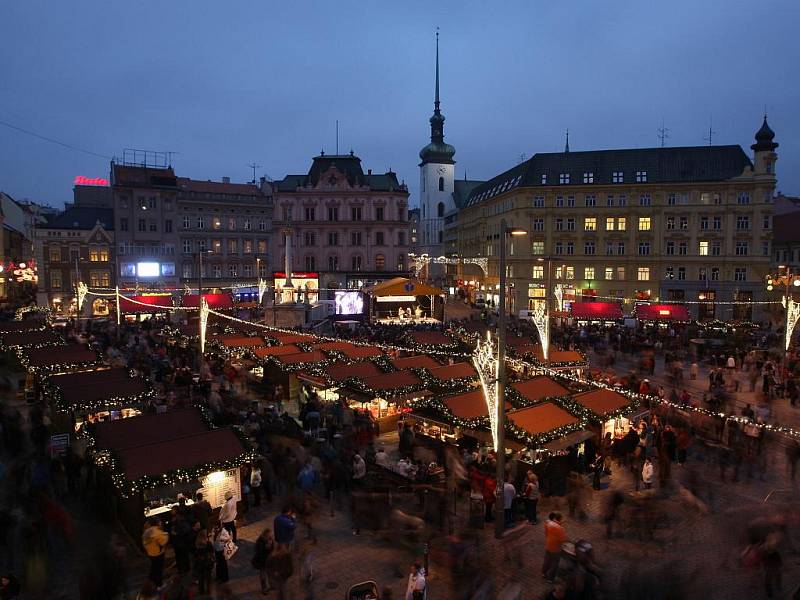 Tisíce lidí sledovaly na brněnském náměstí Svobody rozsvícení vánočního stromu.