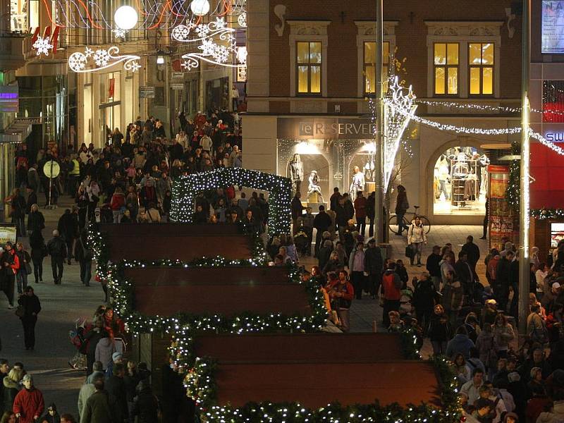 Tisíce lidí sledovaly na brněnském náměstí Svobody rozsvícení vánočního stromu.