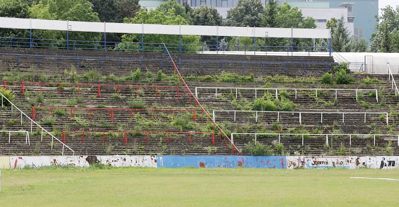 Na zchátralý stadion za Lužánkami se v sobotu opět vrátili fanoušci v rudých tričkách s nápisem Zbrojovka. Nešli ale fandit svému oblíbenému týmu, ale zapojili se do další z řady brigád, kterými se snaží poničený stadion alespoň částečně obnovit.