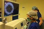 Lékaři odstraňují pacientovi šedý zákal pomocí laseru.