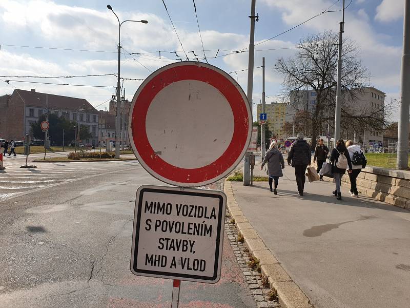 Dopravní komplikace na brněnském Mendlově náměstí.