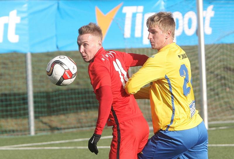 Fotbalisté Zbrojovky (v červeném) ani ve druhém utkání zimní Tipsport ligy nevyhráli. Po úvodní remíze 3:3 s olomouckým béčkem ve středu po poledni podlehli prvoligovému Zlínu 0:1.