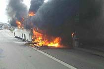 Uzavřená silnice a hořící autobus. Takový pohled se naskytl Brňanům ve čtvrtek krátce po druhé hodině odpoledne.