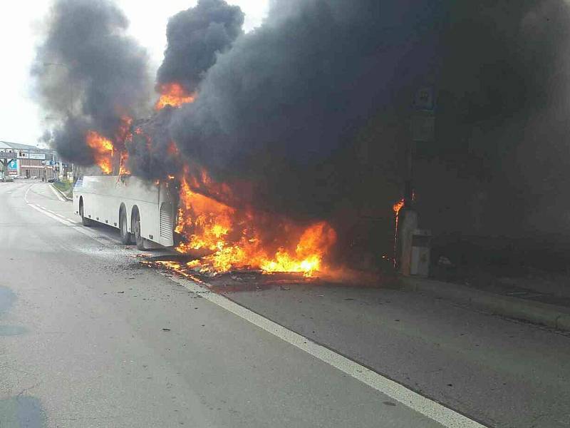 Uzavřená silnice a hořící autobus. Takový pohled se naskytl Brňanům ve čtvrtek krátce po druhé hodině odpoledne.