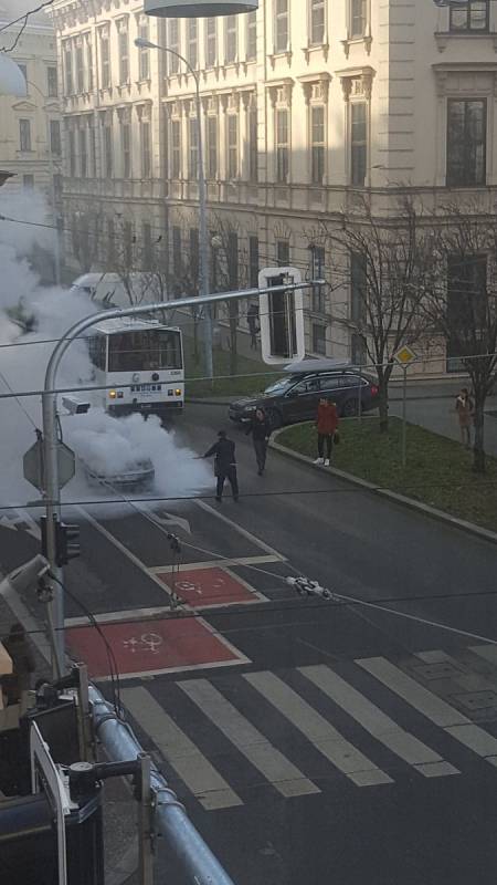 V pondělí odpoledne začal u křižovatky Husovy a Údolní autu hořet motor.