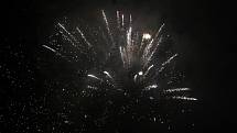 Bujaré oslavy odstartovaly v centru Brna již dlouho před půlnocí. S blížícím se přelomem roku však atmosféra vlivem ohňostrojů přímo zhoustla.