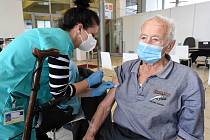 Očkování seniorů proti covidu-19. 