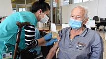 Očkování seniorů proti covidu-19 v očkovacím centru na brněnském výstavišti.