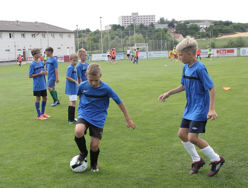 Už sedmý ročník Fotbalového kempu Petra Švancary hostí Rosice. Malí fotbalisté převážně z jižní Moravy si užili také návštěvu prvoligových fotbalistů Zbrojovky.