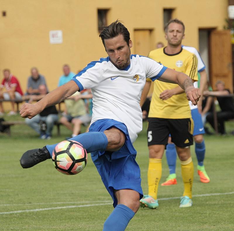 Tišnov (v bílých dresech) v neděli v předkole Mol Cupu porazil Rosice v přestřelce 5:4 po prodloužení.