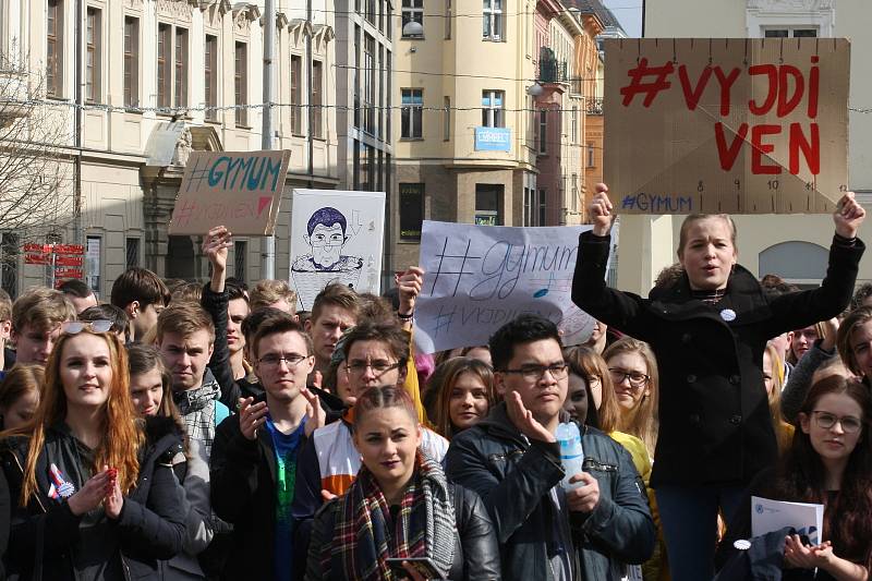 Studentská demonstrace VyjdiVen na brněnském náměstí Svobody.