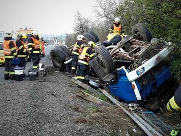 Ranní nehoda na dálnici D1 u Šlapanic na Brněnsku. Nákladní auto se převrátilo.