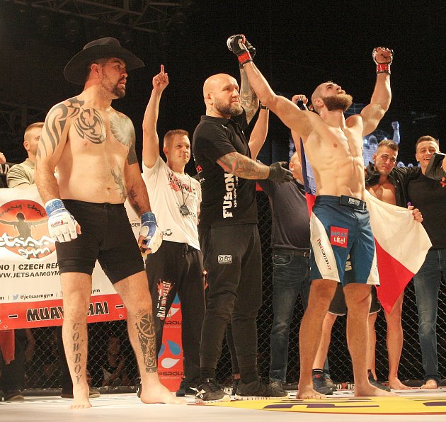 Momentálně nejlepší český zápasník MMA Jiří Procházka při souboji v kleci.