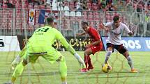 Domácí FC Zbrojovka Brno v červeném proti AC Sparta Praha.