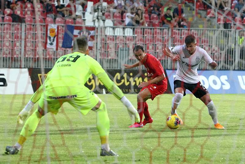 Domácí FC Zbrojovka Brno v červeném proti AC Sparta Praha.