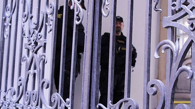 Policisté z Národní centrály proti organizovanému zločinu zasahují ve čtvrtek na radnici Brna-středu.