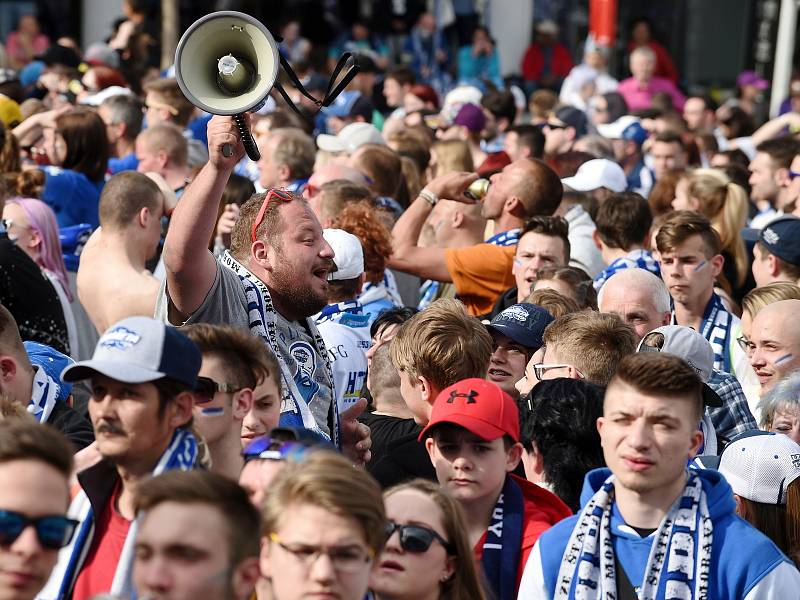 Sledování druhého finálového zápasu extraligy ledního hokeje na Zelném trhu mezi Kometou a Třincem.