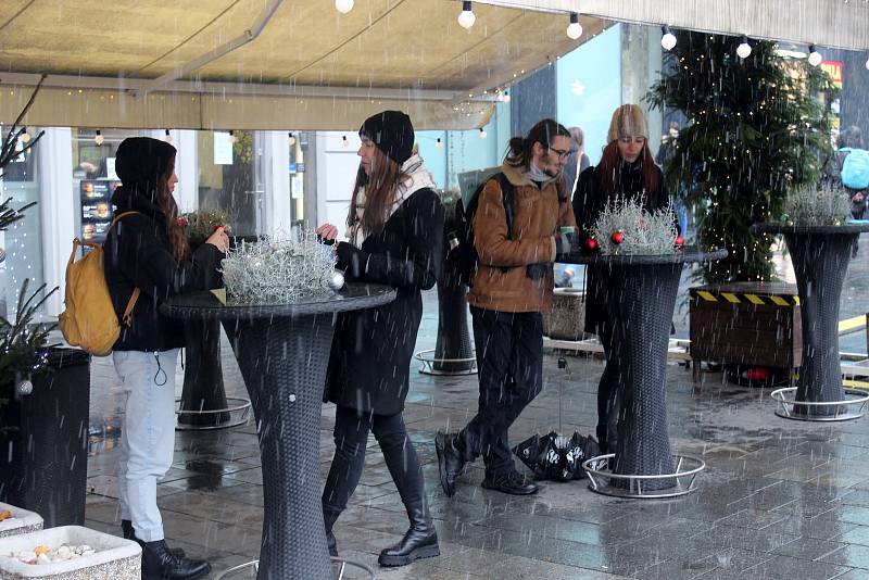 Vánoční trhy na brněnském náměstí Svobody začaly v pátek, kvůli vládnímu nařízení potrvají pouze několik hodin do šesté podvečerní. I přes sněžení na ně zamířily stovky lidí.