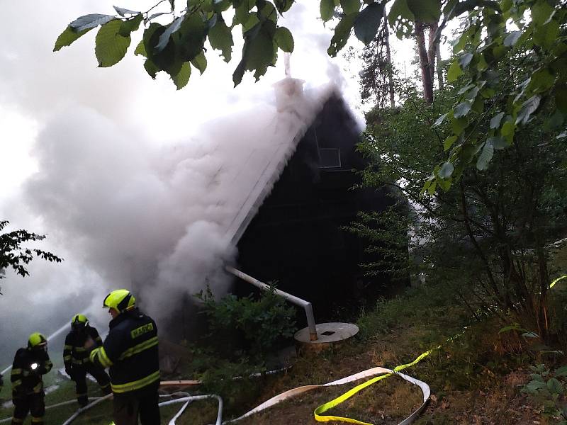 S požárem chaty na Brněnsku ve čtvrtek večer zápolili jihomoravští hasiči.