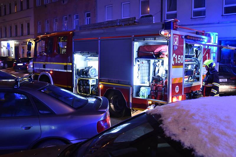 Požár zachvátil v pátek odpoledne byt ve výškovém domě v brněnské Slovákově ulici. Hasiči z místa evakuovali tři dospělé a jedno dítě. 