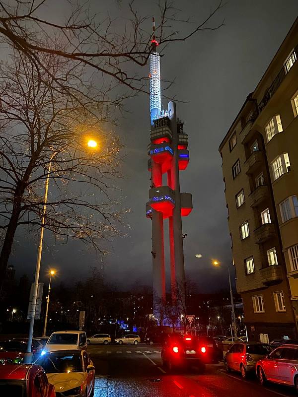 Ve středu 16. února se rozzářily významné budovy napříč republikou sokolskými barvami u příležitosti 160 let od založení organizace. Na snímku je žižkovská televizní věž.