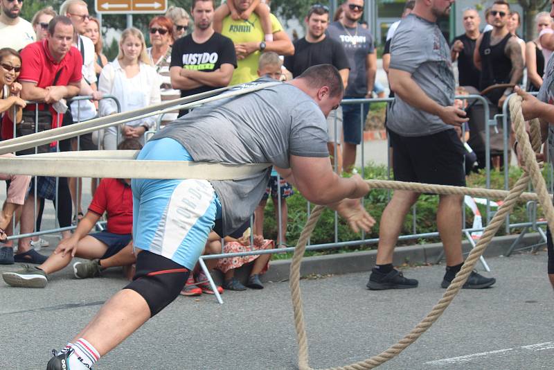 Tahali traktory, zvedali auta. Největší siláci se střetli u Olympie