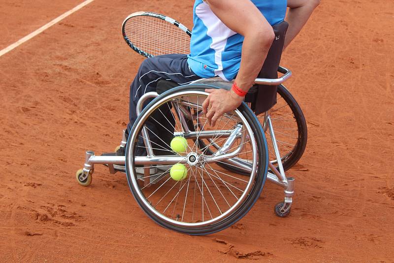 S vozíčkáři si tenis zahrála i Šárka Kašpárková a projektová manažerka festivalu Naďa Černá.