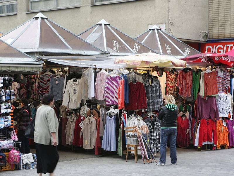 Vietnamská tržnice za obchodním domem Centrum.