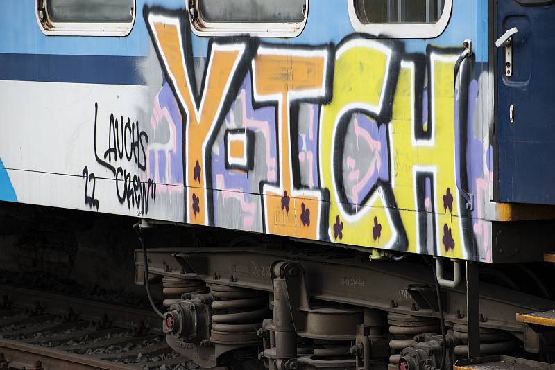 Sprejeři poškozují vlakové soupravy graffiti. Některé takové jezdí i na brněnské hlavní nádraží.