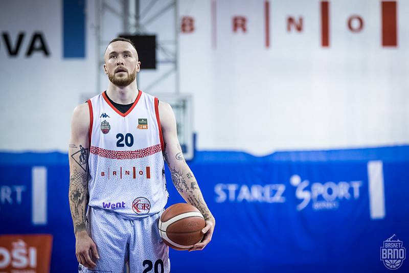 Brněnští basketbalisté (v bílém) před víc než tisíci diváky porazili Pardubice 83:71.