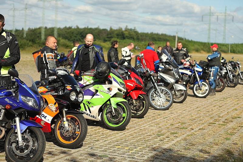 Protestní jízdy na Prahu na podporu brněnské Velké ceny se zúčastnilo několik stovek motorkářů. 