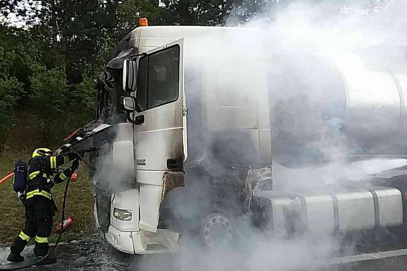 Provoz na dálnici D1 ve směru z Brna na Vyškov zastavil ve čtvrtek po poledni požár kabiny kamionu na 202. kilometru dálnice.