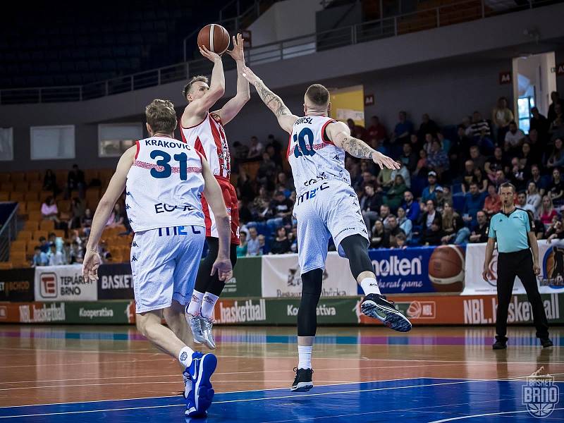 Hráči brněnského Basketu (v bílých dresech) porazili v prvním čtvrtfinálovém zápase Pardubice 89:84.