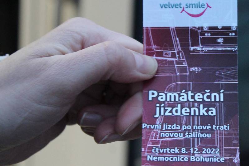 Charitativní jízdu novou obousměrnou tramvají uspořádal ve čtvrtek odpoledne brněnský dopravní podnik se Škodou Group. Vybrali 28900 korun pro organizaci Velvet Smile, která pomáhá nemocným a postiženým dětem.