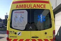 Nálepky na sanitních vozech jihomoravských záchranářů ukáží řidičům, jak vytvořit takzvanou záchrannou uličku.