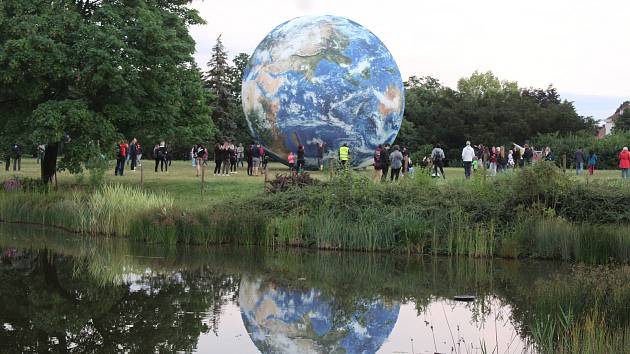 Obří nafukovací model Země, takzvanou terralónu, si užívali Brňané v sobotu v podvečer v parku na Kraví hoře.