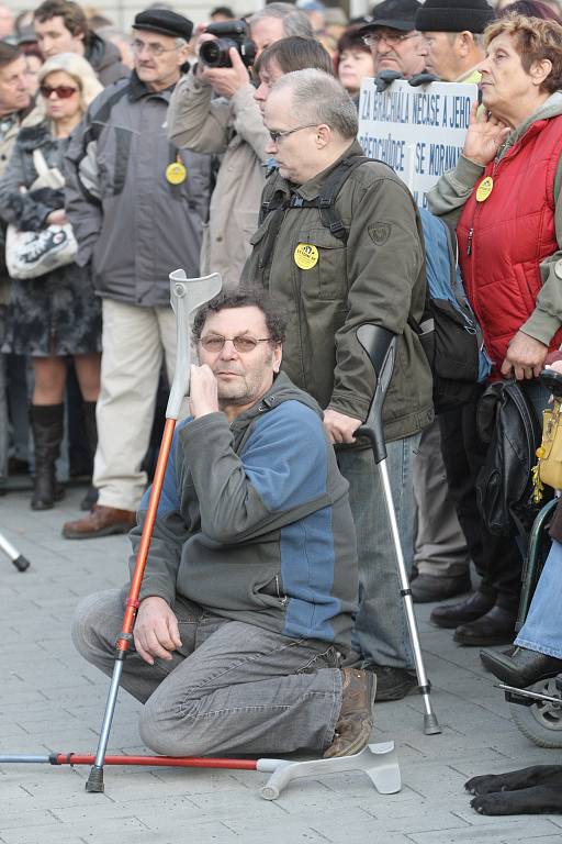 Demonstrace proti vládě v ulicích Brna.