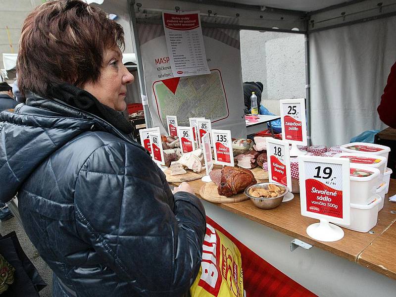 Velký počet návštěvníků v pátek zaznamenali organizátoři brněnských Farmářských trhů. Ovoce, zeleninu, sýry nebo ryby si mohli zákazníci koupit na parkovišti v Kotlářské ulici nedaleko centra Brna.