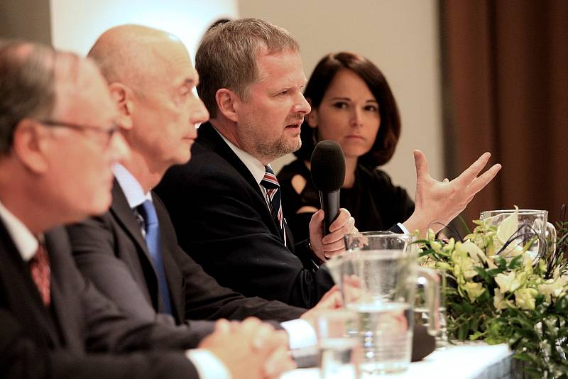 Na veřejnou debatu s občanským demokratem Petrem Fialou dorazily v úterý do brněnského hotelu International přibližně dvě stovky lidí.