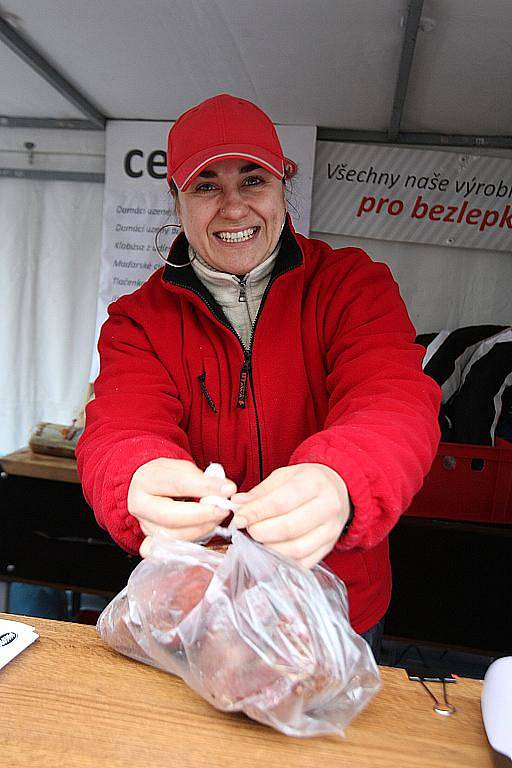 Velký počet návštěvníků v pátek zaznamenali organizátoři brněnských Farmářských trhů. Ovoce, zeleninu, sýry nebo ryby si mohli zákazníci koupit na parkovišti v Kotlářské ulici nedaleko centra Brna.