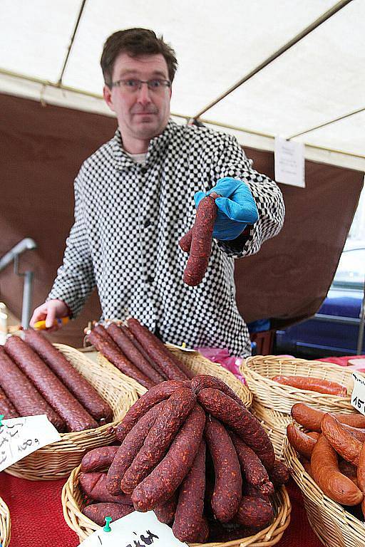 Velký počet návštěvníků v pátek zaznamenali organizátoři brněnských Farmářských trhů. Ovoce, zeleninu, sýry nebo ryby si mohli zákazníci koupit na parkovišti v Kotlářské ulici nedaleko centra Brna.