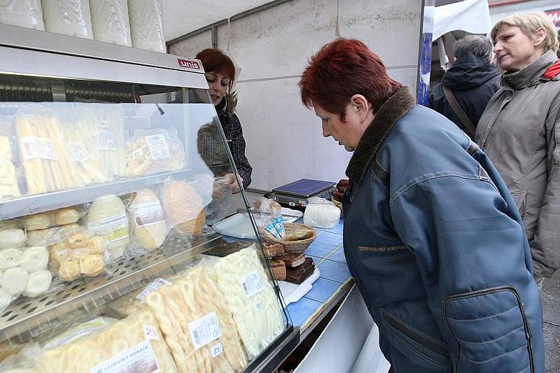 Velký počet návštěvníků v pátek zaznamenali organizátoři brněnských Farmářských trhů. Ovoce, zeleninu, sýry nebo ryby si mohli zákazníci koupit na parkovišti v Kotlářské ulici nedaleko centra Brna.