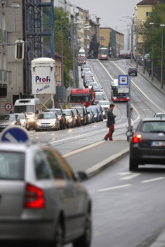 Hustá doprava v okolí Koliště. Ulici kvůli opravám parovodů uzavřeli.