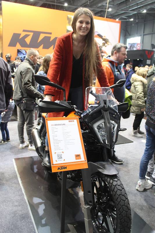 Téměř čtyři sta značek motocyklů, doplňků i výbavy se představuje na veletrhu Motosalon na brněnském výstavišti.
