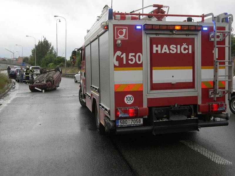 Nehoda v brněnské Sportovní ulici. Řidič obrátil auto na střechu.