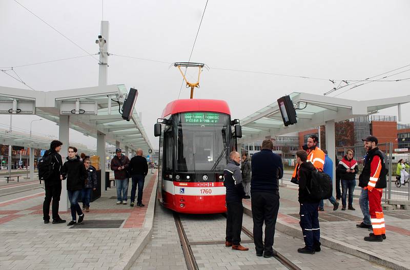 Nová obousměrná tramvaj Škoda 45T. 