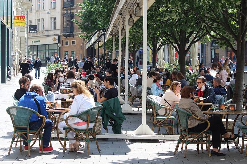 V neděli odpoledne - v poslední den stavu nouze kvůli koronaviru - se brněnské zahrádky před restauracemi, kavárnami a hospodami zaplnily v letním počasí lidmi.