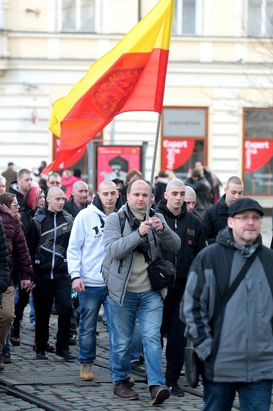 Demonstraci proti imigraci a Evropské unii svolali na sobotní odpoledne členové Dělnické strany sociální spravedlnosti. Protestního pochodu z náměstí Svobody se po třetí hodině odpoledne zúčastnila tisícovka lidí.